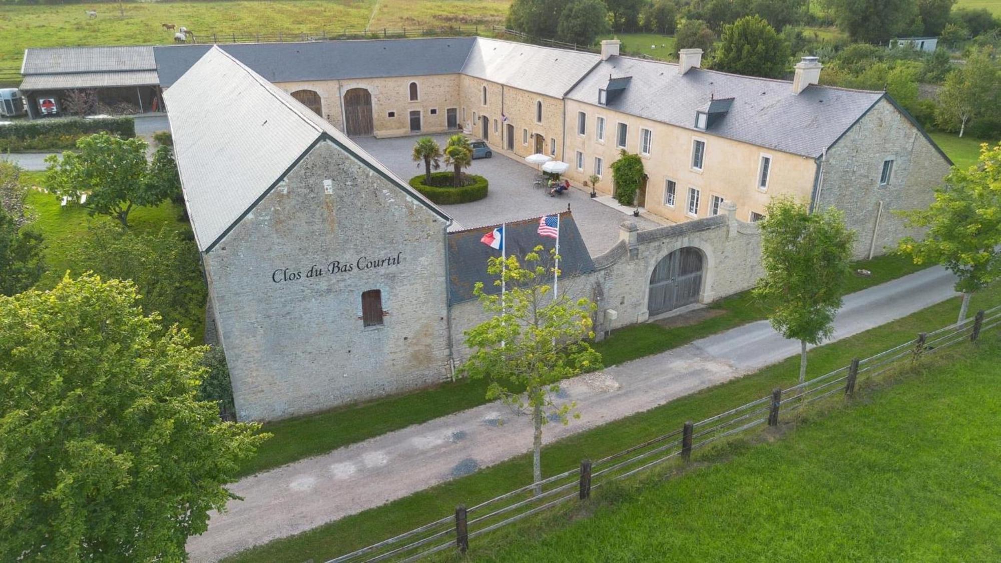 Le Clos Du Bas Courtil Guesthouse B&B Omaha Beach Osmanville Exterior foto